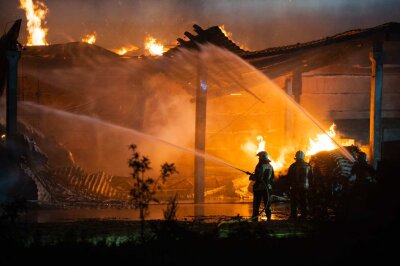 Update zum Brand auf Bauernhof: Hunderte Schweine und Rinder betroffen - Brand auf einem Bauernhof in Radeberg. Foto: xcitepress