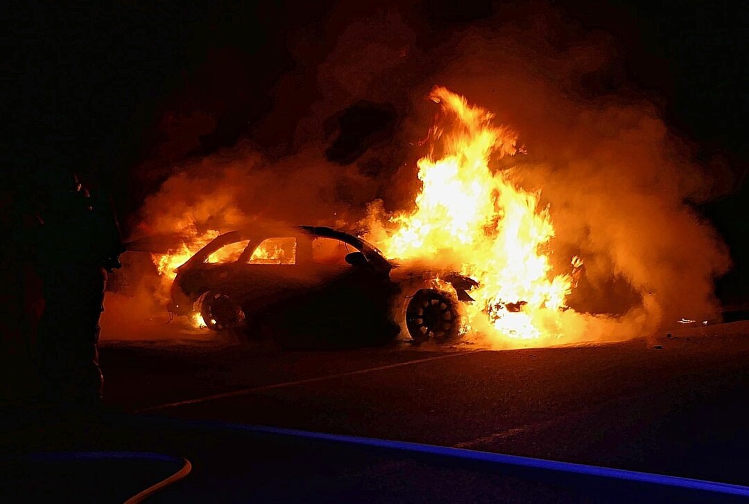 Update zum Brand auf S38 bei Mutzschen: Audi steht in Vollbrand - Einsatzkräfte der Feuerwehr beim Löschen des brennenden Audis auf dem Pendlerparkplatz. Foto: Sören Müller