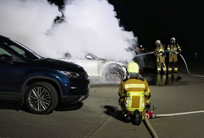 Update zum Brand auf S38 bei Mutzschen: Audi steht in Vollbrand - Einsatzkräfte der Feuerwehr beim Löschen des brennenden Audis auf dem Pendlerparkplatz. Foto: Sören Müller