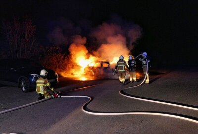 Update zum Brand auf S38 bei Mutzschen: Audi steht in Vollbrand - Der Audi war nach dem Brand nicht mehr zu retten, doch die Feuerwehr verhinderte das Übergreifen der Flammen auf angrenzende Fahrzeuge. Foto: Sören Müller