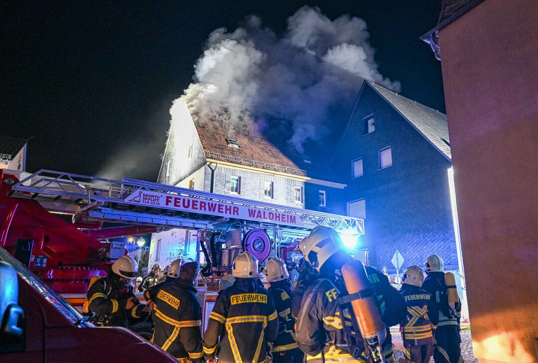 Update zum Brand im Mehrfamilienhaus in Hartha: 150.000 Euro Sachschaden - Rund 90 Einsatzkräfte kämpften gegen die Flammen im Dachstuhl des Mehrfamilienhauses am Marktplatz. Foto: EHL Media/Dietmar Thomas