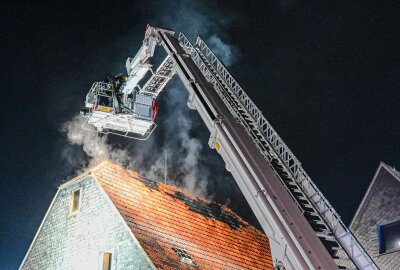 Update zum Brand im Mehrfamilienhaus in Hartha: 150.000 Euro Sachschaden - Bürgermeister Ronald Kunze konnte die vier Bewohner des brennenden Hauses rechtzeitig in Sicherheit bringen. Foto: EHL Media/Dietmar Thomas