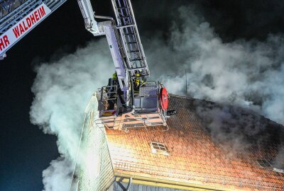 Update zum Brand im Mehrfamilienhaus in Hartha: 150.000 Euro Sachschaden - Rund 90 Einsatzkräfte kämpften gegen die Flammen im Dachstuhl des Mehrfamilienhauses am Marktplatz. Foto: EHL Media/Dietmar Thomas