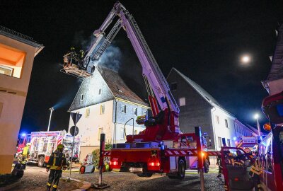 Update zum Brand im Mehrfamilienhaus in Hartha: 150.000 Euro Sachschaden - Bürgermeister Ronald Kunze konnte die vier Bewohner des brennenden Hauses rechtzeitig in Sicherheit bringen. Foto: EHL Media/Dietmar Thomas