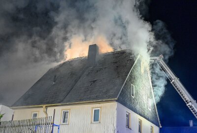 Update zum Brand im Mehrfamilienhaus in Hartha: 150.000 Euro Sachschaden - Rund 90 Einsatzkräfte kämpften gegen die Flammen im Dachstuhl des Mehrfamilienhauses am Marktplatz. Foto: EHL Media/Dietmar Thomas