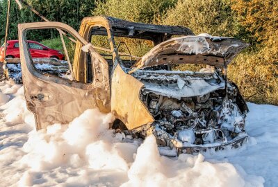 Update zum Brand in Limbach-Oberfrohna: Kleintransporter durch technischen Defekt zerstört - An der A4 Anschlussstelle Limbach-Oberfrohna ist am frühen Samstagmorgen ein Kleintransporter vollständig ausgebrannt. Foto: André März