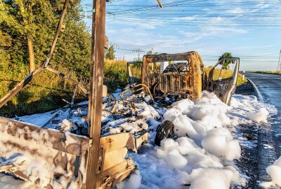 Update zum Brand in Limbach-Oberfrohna: Kleintransporter durch technischen Defekt zerstört - An der A4 Anschlussstelle Limbach-Oberfrohna ist am frühen Samstagmorgen ein Kleintransporter vollständig ausgebrannt. Foto: André März