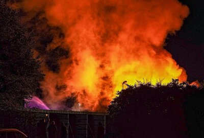 Update zum Brand in Miltitz: Altholzstapel entfacht Flammeninferno - Am Mittwochabend wurde die Feuerwehr zu einem Löscheinsatz in Miltitz gerufen. Foto: xcitepress