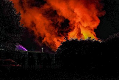 Update zum Brand in Miltitz: Altholzstapel entfacht Flammeninferno - Am Mittwochabend wurde die Feuerwehr zu einem Löscheinsatz in Miltitz gerufen. Foto: xcitepress