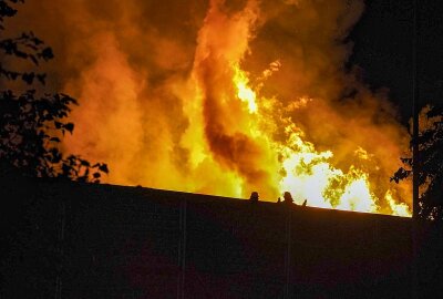 Update zum Brand in Miltitz: Altholzstapel entfacht Flammeninferno - Am Mittwochabend wurde die Feuerwehr zu einem Löscheinsatz in Miltitz gerufen. Foto: xcitepress