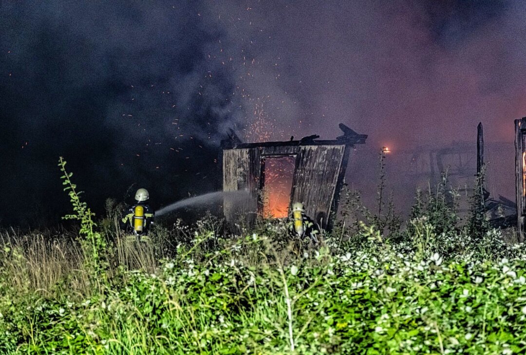 Update zum Einsatz der Leipziger Feuerwehr: Große Rauchwolke und gesperrte Straßen - In Leipzig bekämpfte die Feuerwehr gestern Abend den Brand in einer Baracke. Foto: Christian Grube