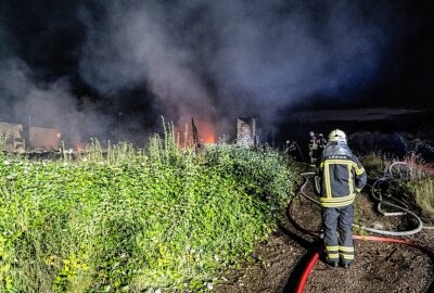 Update zum Einsatz der Leipziger Feuerwehr: Große Rauchwolke und gesperrte Straßen - In Leipzig bekämpfte die Feuerwehr gestern Abend den Brand in einer Baracke. Foto: Christian Grube