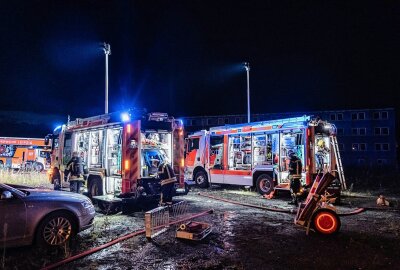 Update zum Einsatz der Leipziger Feuerwehr: Große Rauchwolke und gesperrte Straßen - In Leipzig bekämpfte die Feuerwehr gestern Abend den Brand in einer Baracke. Foto: Christian Grube