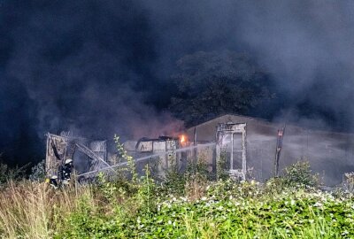 Update zum Einsatz der Leipziger Feuerwehr: Große Rauchwolke und gesperrte Straßen - In Leipzig bekämpfte die Feuerwehr gestern Abend den Brand in einer Baracke. Foto: Christian Grube