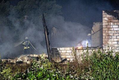 Update zum Einsatz der Leipziger Feuerwehr: Große Rauchwolke und gesperrte Straßen - In Leipzig bekämpfte die Feuerwehr gestern Abend den Brand in einer Baracke. Foto: Christian Grube