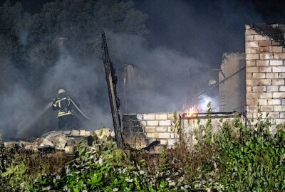 Update zum Einsatz der Leipziger Feuerwehr: Große Rauchwolke und gesperrte Straßen - In Leipzig bekämpfte die Feuerwehr gestern Abend den Brand in einer Baracke. Foto: Christian Grube