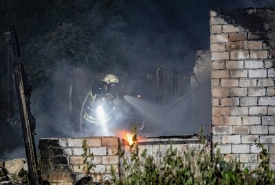 Update zum Einsatz der Leipziger Feuerwehr: Große Rauchwolke und gesperrte Straßen - In Leipzig bekämpfte die Feuerwehr gestern Abend den Brand in einer Baracke. Foto: Christian Grube