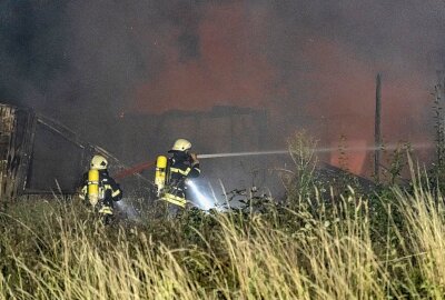 Update zum Einsatz der Leipziger Feuerwehr: Große Rauchwolke und gesperrte Straßen - In Leipzig bekämpfte die Feuerwehr gestern Abend den Brand in einer Baracke. Foto: Christian Grube