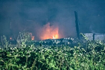 Update zum Einsatz der Leipziger Feuerwehr: Große Rauchwolke und gesperrte Straßen - In Leipzig bekämpfte die Feuerwehr gestern Abend den Brand in einer Baracke. Foto: Christian Grube