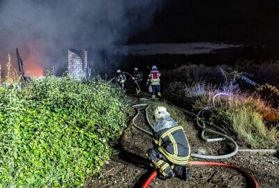 Update zum Einsatz der Leipziger Feuerwehr: Große Rauchwolke und gesperrte Straßen - In Leipzig bekämpfte die Feuerwehr gestern Abend den Brand in einer Baracke. Foto: Christian Grube