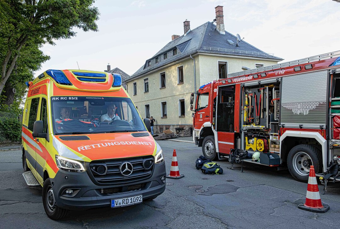 Update zum Feuer in Mehrfamilienhaus im Vogtland: Ersthelfer rettet Frau - Eine Frau konnte aus dem brennenden Haus gerettet werden. Foto: Igor Pastierovic