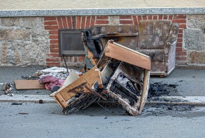 Update zum Feuer in Mehrfamilienhaus im Vogtland: Ersthelfer rettet Frau - Eine Frau konnte aus dem brennenden Haus gerettet werden. Foto: Igor Pastierovic