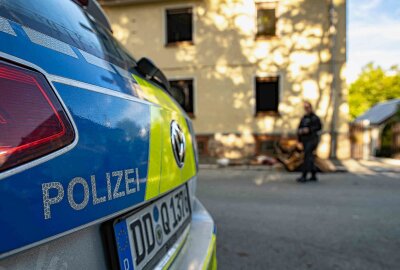 Update zum Feuer in Mehrfamilienhaus im Vogtland: Ersthelfer rettet Frau - Eine Frau konnte aus dem brennenden Haus gerettet werden. Foto: Igor Pastierovic