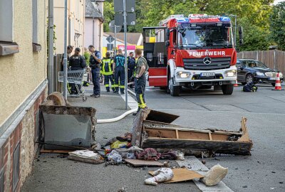 Update zum Feuer in Mehrfamilienhaus im Vogtland: Ersthelfer rettet Frau - Eine Frau konnte aus dem brennenden Haus gerettet werden. Foto: Igor Pastierovic