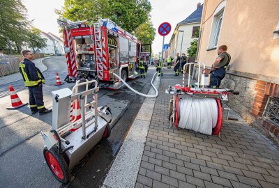 Update zum Feuer in Mehrfamilienhaus im Vogtland: Ersthelfer rettet Frau - Eine Frau konnte aus dem brennenden Haus gerettet werden. Foto: Igor Pastierovic