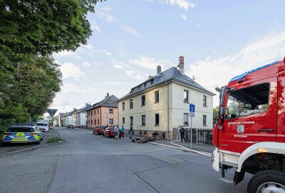 Update zum Feuer in Mehrfamilienhaus im Vogtland: Ersthelfer rettet Frau - Eine Frau konnte aus dem brennenden Haus gerettet werden. Foto: Igor Pastierovic