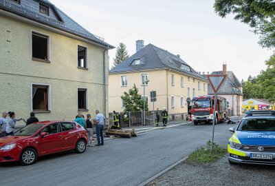 Update zum Feuer in Mehrfamilienhaus im Vogtland: Ersthelfer rettet Frau - Eine Frau konnte aus dem brennenden Haus gerettet werden. Foto: Igor Pastierovic