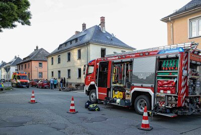 Update zum Feuer in Mehrfamilienhaus im Vogtland: Ersthelfer rettet Frau - Eine Frau konnte aus dem brennenden Haus gerettet werden. Foto: Igor Pastierovic