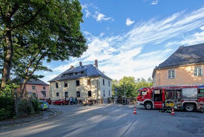 Update zum Feuer in Mehrfamilienhaus im Vogtland: Ersthelfer rettet Frau - Eine Frau konnte aus dem brennenden Haus gerettet werden. Foto: Igor Pastierovic