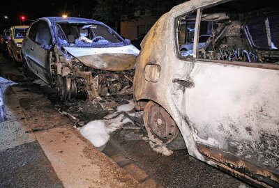 Update zum Feueralarm in Dresden: Fünf Fahrzeugbrände in nur 20 Minuten - Fahrzeuge gingen in Flammen auf in der Dürerstraße. Foto: Roland Halkasch