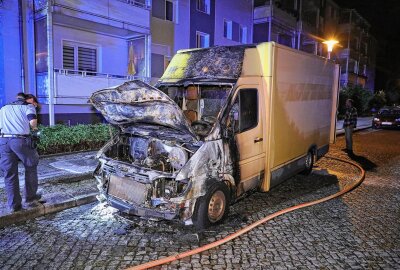 Update zum Feueralarm in Dresden: Fünf Fahrzeugbrände in nur 20 Minuten - Kleintransporter in Flammen auf der Reißigerstraße/Ecke Holbeinstraße. Foto: Roland Halkasch