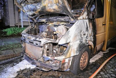 Update zum Feueralarm in Dresden: Fünf Fahrzeugbrände in nur 20 Minuten - Kleintransporter in Flammen auf der Reißigerstraße/Ecke Holbeinstraße. Foto: Roland Halkasch