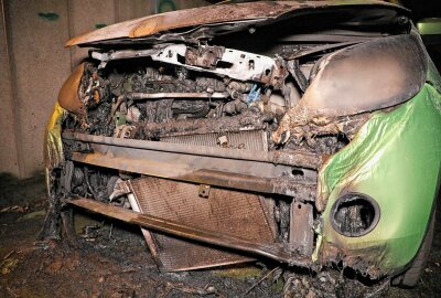 Update zum Feueralarm in Dresden: Fünf Fahrzeugbrände in nur 20 Minuten - Passant verhindert größeren Schaden an brennendem PKW in der St. Petersburger Straße. Foto: Roland Halkasch