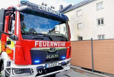 Update zum Feuerwehreinsatz auf dem Sonnenberg: Starke Rauchentwicklung aus Erdgeschoss - Die Einsatzkräfte sind vor Ort und leiten Maßnahmen ein. Foto: Jan Haertel/ ChemPic