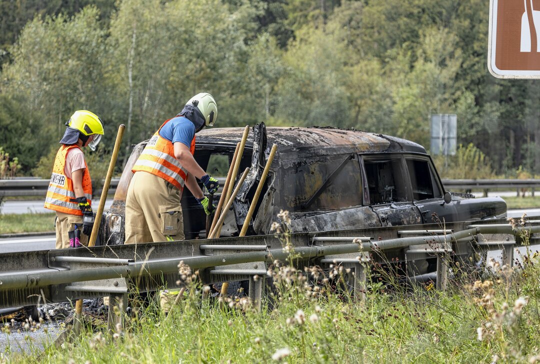 Update zum Feuerwehreinsatz auf der A72: Oldtimer in Flammen - Oldtimer auf der A72 in Flammen. Foto: Bernd März