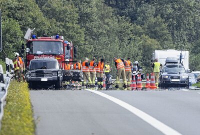 Update zum Feuerwehreinsatz auf der A72: Oldtimer in Flammen - Oldtimer auf der A72 in Flammen. Foto: Bernd März