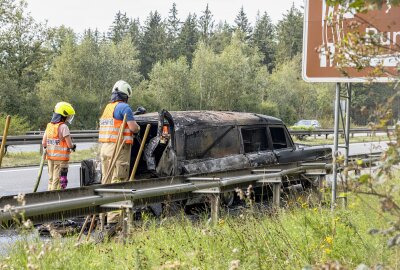 Update zum Feuerwehreinsatz auf der A72: Oldtimer in Flammen - Oldtimer auf der A72 in Flammen. Foto: Bernd März