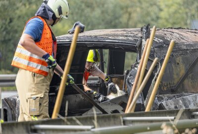 Update zum Feuerwehreinsatz auf der A72: Oldtimer in Flammen - Oldtimer auf der A72 in Flammen. Foto: Bernd März