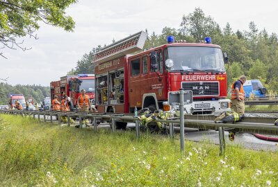 Update zum Feuerwehreinsatz auf der A72: Oldtimer in Flammen - Oldtimer auf der A72 in Flammen. Foto: Bernd März