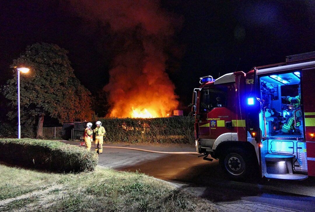 Update zum Feuerwehreinsatz in Gartenanlage: Einsatzkräfte löschen Brand unter schwerem Atemschutz - Ein Schuppen brannte licherloh. Foto: Sören Müller