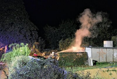 Update zum Feuerwehreinsatz in Gartenanlage: Einsatzkräfte löschen Brand unter schwerem Atemschutz - Ein Schuppen brannte licherloh. Foto: Sören Müller