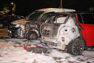 Update zum Flammenchaos: Mehrere Fahrzeuge auf dem Otto-Dix-Ring in Brand - Die Polizei ermittelt wegen Brandstiftung. Foto: Roland Halkasch