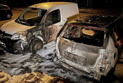 Update zum Flammenchaos: Mehrere Fahrzeuge auf dem Otto-Dix-Ring in Brand - Die Polizei ermittelt wegen Brandstiftung. Foto: Roland Halkasch