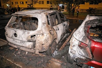 Update zum Flammenchaos: Mehrere Fahrzeuge auf dem Otto-Dix-Ring in Brand - Die Polizei ermittelt wegen Brandstiftung. Foto: Roland Halkasch