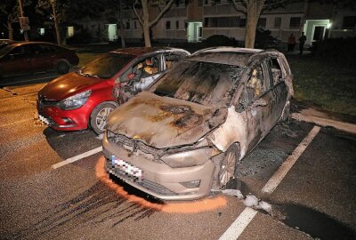 Update zum Flammenchaos: Mehrere Fahrzeuge auf dem Otto-Dix-Ring in Brand - Die Polizei ermittelt wegen Brandstiftung. Foto: Roland Halkasch