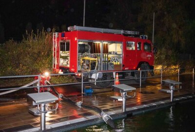 Update zum Gasthofbrand in Mittelsachsen: Feuerwehr im Großeinsatz - Wassernot erschwert Einsatz: Der fehlende Hydrant zwang die Feuerwehr, Wasser aus umliegenden Gemeinden und dem Stadtbad zu beschaffen.